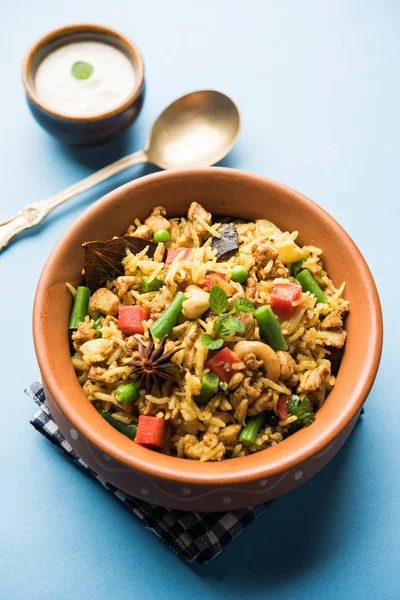 Kheema Pulao - koyun eti veya tavuk pişmiş pirinç kıyma sebze ve baharatlar ile. bir kasede servis. seçici odak