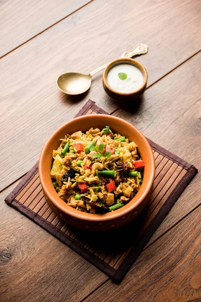 Kheema Pulao - koyun eti veya tavuk pişmiş pirinç kıyma sebze ve baharatlar ile. bir kasede servis. seçici odak