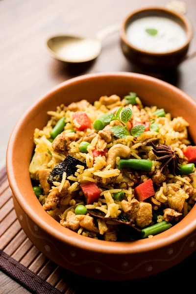 Kheema Pulao - koyun eti veya tavuk pişmiş pirinç kıyma sebze ve baharatlar ile. bir kasede servis. seçici odak