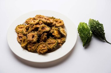 Karela fiş ya da acı kabak kızartma bir sağlıklı snack reçetedir