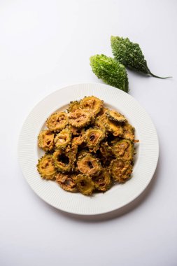 Karela fiş ya da acı kabak kızartma bir sağlıklı snack reçetedir