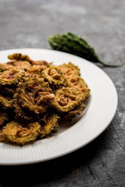 Karela fiş ya da acı kabak kızartma bir sağlıklı snack reçetedir