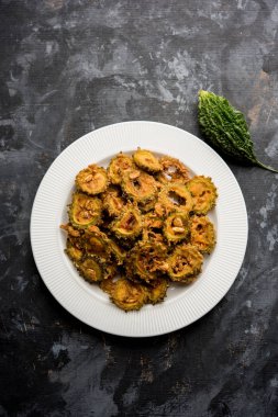 Karela fiş ya da acı kabak kızartma bir sağlıklı snack reçetedir