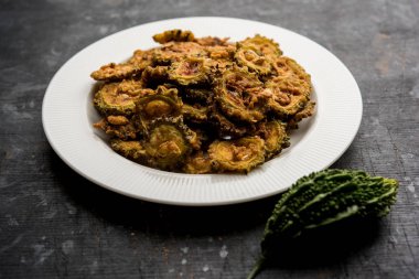 Karela fiş ya da acı kabak kızartma bir sağlıklı snack reçetedir