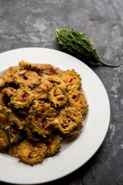 Karela fiş ya da acı kabak kızartma bir sağlıklı snack reçetedir