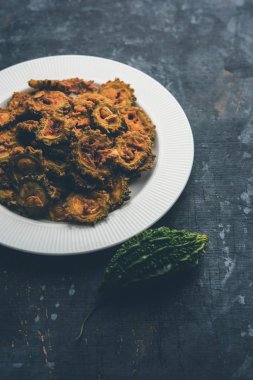 Karela fiş ya da acı kabak kızartma bir sağlıklı snack reçetedir