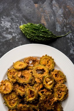 Karela fiş ya da acı kabak kızartma bir sağlıklı snack reçetedir