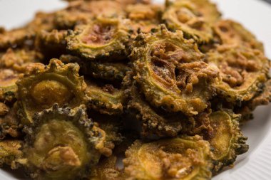 Karela fiş ya da acı kabak kızartma bir sağlıklı snack reçetedir