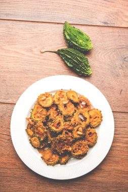 Karela fiş ya da acı kabak kızartma bir sağlıklı snack reçetedir