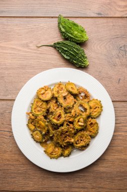 Karela fiş ya da acı kabak kızartma bir sağlıklı snack reçetedir