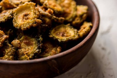 Karela fiş ya da acı kabak kızartma bir sağlıklı snack reçetedir