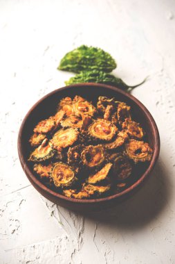 Karela fiş ya da acı kabak kızartma bir sağlıklı snack reçetedir