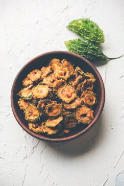 Karela fiş ya da acı kabak kızartma bir sağlıklı snack reçetedir