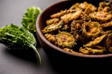 Karela fiş ya da acı kabak kızartma bir sağlıklı snack reçetedir