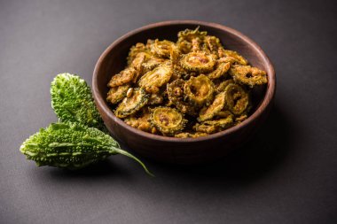 Karela fiş ya da acı kabak kızartma bir sağlıklı snack reçetedir