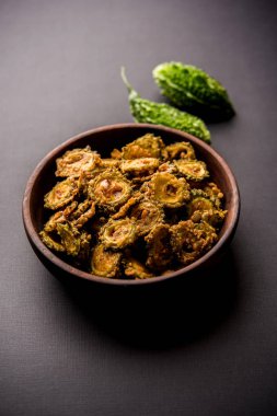 Karela fiş ya da acı kabak kızartma bir sağlıklı snack reçetedir