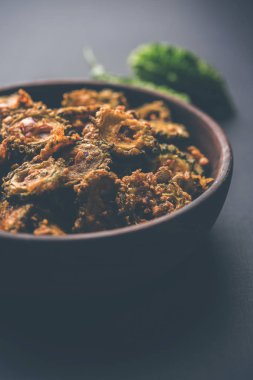 Karela fiş ya da acı kabak kızartma bir sağlıklı snack reçetedir