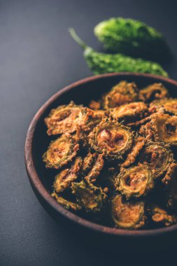 Karela fiş ya da acı kabak kızartma bir sağlıklı snack reçetedir