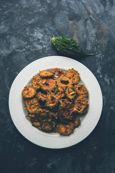 Karela fiş ya da acı kabak kızartma bir sağlıklı snack reçetedir
