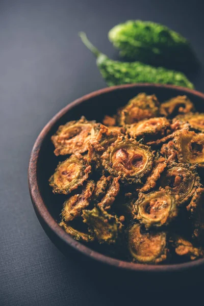 Karela fiş ya da acı kabak kızartma bir sağlıklı snack reçetedir