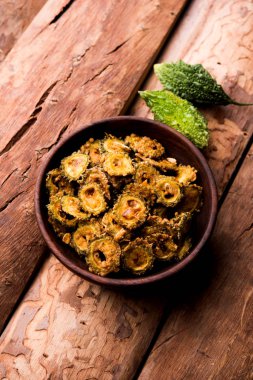 Karela fiş ya da acı kabak kızartma bir sağlıklı snack reçetedir