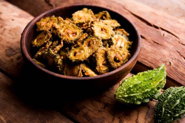 Karela fiş ya da acı kabak kızartma bir sağlıklı snack reçetedir