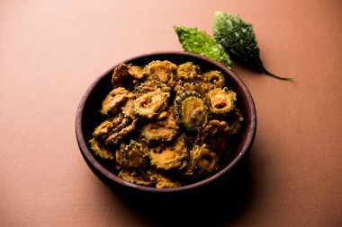 Karela fiş ya da acı kabak kızartma bir sağlıklı snack reçetedir