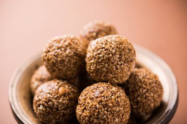 Tilgul Laddu veya Til Gul topu için makar sankranti, susam, ezilmiş fıstık ve jaggery kullanılarak yapılan bir sağlıklı besindir. bir kasede servis. seçici odak gösteren Ayrıntılar.