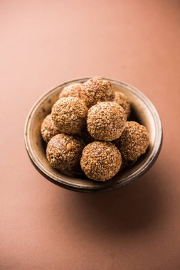 Tilgul Laddu veya Til Gul topu için makar sankranti, susam, ezilmiş fıstık ve jaggery kullanılarak yapılan bir sağlıklı besindir. bir kasede servis. seçici odak gösteren Ayrıntılar.