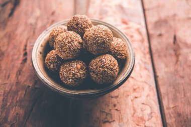 Tilgul Laddu veya Til Gul topu için makar sankranti, susam, ezilmiş fıstık ve jaggery kullanılarak yapılan bir sağlıklı besindir. bir kasede servis. seçici odak gösteren Ayrıntılar.