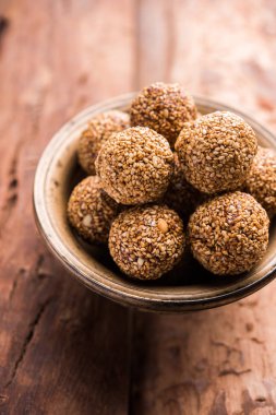Tilgul Laddu veya Til Gul topu için makar sankranti, susam, ezilmiş fıstık ve jaggery kullanılarak yapılan bir sağlıklı besindir. bir kasede servis. seçici odak gösteren Ayrıntılar.