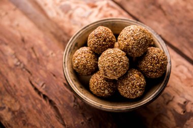 Tilgul Laddu veya Til Gul topu için makar sankranti, susam, ezilmiş fıstık ve jaggery kullanılarak yapılan bir sağlıklı besindir. bir kasede servis. seçici odak gösteren Ayrıntılar.