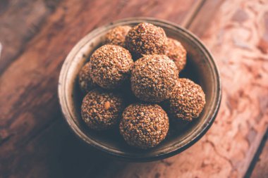 Tilgul Laddu veya Til Gul topu için makar sankranti, susam, ezilmiş fıstık ve jaggery kullanılarak yapılan bir sağlıklı besindir. bir kasede servis. seçici odak gösteren Ayrıntılar.