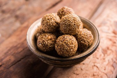 Tilgul Laddu veya Til Gul topu için makar sankranti, susam, ezilmiş fıstık ve jaggery kullanılarak yapılan bir sağlıklı besindir. bir kasede servis. seçici odak gösteren Ayrıntılar.