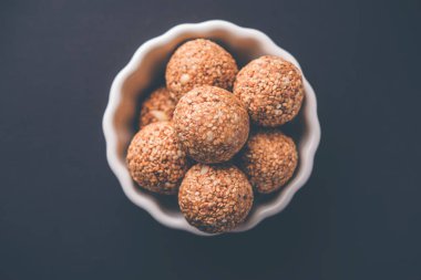 Tilgul Laddu veya Til Gul topu için makar sankranti, susam, ezilmiş fıstık ve jaggery kullanılarak yapılan bir sağlıklı besindir. bir kasede servis. seçici odak gösteren Ayrıntılar.