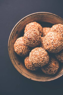 Tilgul Laddu veya Til Gul topu için makar sankranti, susam, ezilmiş fıstık ve jaggery kullanılarak yapılan bir sağlıklı besindir. bir kasede servis. seçici odak gösteren Ayrıntılar.