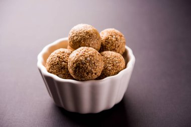 Tilgul Laddu veya Til Gul topu için makar sankranti, susam, ezilmiş fıstık ve jaggery kullanılarak yapılan bir sağlıklı besindir. bir kasede servis. seçici odak gösteren Ayrıntılar.
