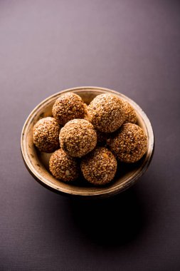Tilgul Laddu veya Til Gul topu için makar sankranti, susam, ezilmiş fıstık ve jaggery kullanılarak yapılan bir sağlıklı besindir. bir kasede servis. seçici odak gösteren Ayrıntılar.