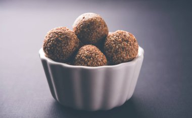 Tilgul Laddu veya Til Gul topu için makar sankranti, susam, ezilmiş fıstık ve jaggery kullanılarak yapılan bir sağlıklı besindir. bir kasede servis. seçici odak gösteren Ayrıntılar.