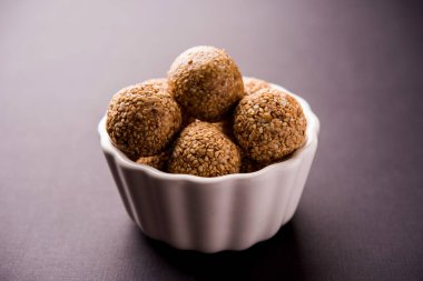 Tilgul Laddu veya Til Gul topu için makar sankranti, susam, ezilmiş fıstık ve jaggery kullanılarak yapılan bir sağlıklı besindir. bir kasede servis. seçici odak gösteren Ayrıntılar.