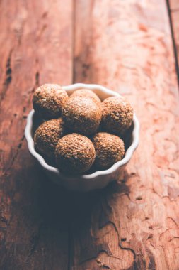 Tilgul Laddu veya Til Gul topu için makar sankranti, susam, ezilmiş fıstık ve jaggery kullanılarak yapılan bir sağlıklı besindir. bir kasede servis. seçici odak gösteren Ayrıntılar.