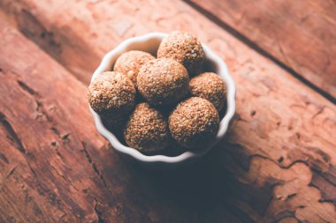 Tilgul Laddu veya Til Gul topu için makar sankranti, susam, ezilmiş fıstık ve jaggery kullanılarak yapılan bir sağlıklı besindir. bir kasede servis. seçici odak gösteren Ayrıntılar.