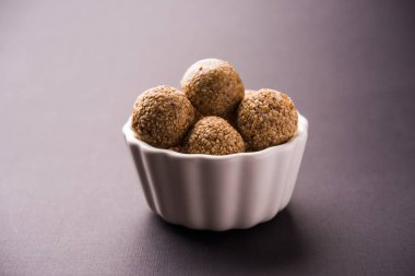 Tilgul Laddu veya Til Gul topu için makar sankranti, susam, ezilmiş fıstık ve jaggery kullanılarak yapılan bir sağlıklı besindir. bir kasede servis. seçici odak gösteren Ayrıntılar.