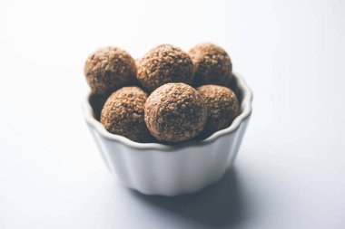 Tilgul Laddu veya Til Gul topu için makar sankranti, susam, ezilmiş fıstık ve jaggery kullanılarak yapılan bir sağlıklı besindir. bir kasede servis. seçici odak gösteren Ayrıntılar.