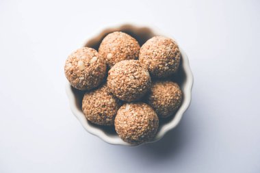 Tilgul Laddu veya Til Gul topu için makar sankranti, susam, ezilmiş fıstık ve jaggery kullanılarak yapılan bir sağlıklı besindir. bir kasede servis. seçici odak gösteren Ayrıntılar.
