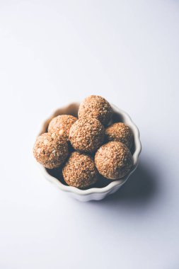 Tilgul Laddu veya Til Gul topu için makar sankranti, susam, ezilmiş fıstık ve jaggery kullanılarak yapılan bir sağlıklı besindir. bir kasede servis. seçici odak gösteren Ayrıntılar.