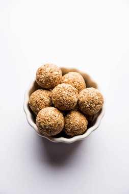 Tilgul Laddu veya Til Gul topu için makar sankranti, susam, ezilmiş fıstık ve jaggery kullanılarak yapılan bir sağlıklı besindir. bir kasede servis. seçici odak gösteren Ayrıntılar.