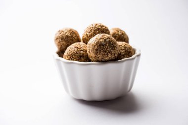 Tilgul Laddu veya Til Gul topu için makar sankranti, susam, ezilmiş fıstık ve jaggery kullanılarak yapılan bir sağlıklı besindir. bir kasede servis. seçici odak gösteren Ayrıntılar.