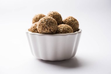 Tilgul Laddu veya Til Gul topu için makar sankranti, susam, ezilmiş fıstık ve jaggery kullanılarak yapılan bir sağlıklı besindir. bir kasede servis. seçici odak gösteren Ayrıntılar.