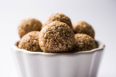 Tilgul Laddu veya Til Gul topu için makar sankranti, susam, ezilmiş fıstık ve jaggery kullanılarak yapılan bir sağlıklı besindir. bir kasede servis. seçici odak gösteren Ayrıntılar.